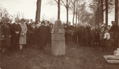 45656 Afbeelding van de onthulling van het door Willem C. Brouwer ontworpen gedenkteken voor de in 1928 op 29-jarige ...